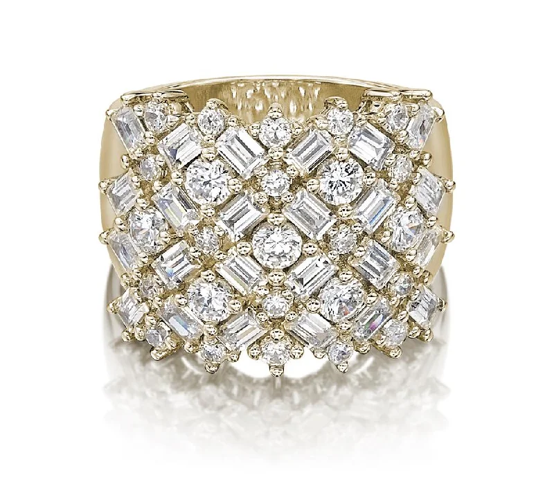 Premium Jewelry, Premium Discounts – Act Fast Dress ring with 3.59 carats* of diamond simulants in 10 carat yellow gold