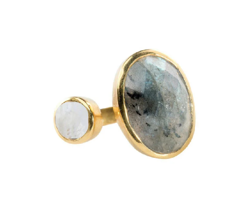 Don't Miss Out On Jaw-Dropping Jewelry Discounts Hugging Ring in Labradorite & Moonstone